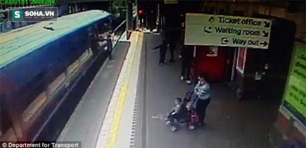 Kinh hoàng: Chen chân lên tàu, người phụ nữ bị kéo lê 9 mét - Ảnh 1.