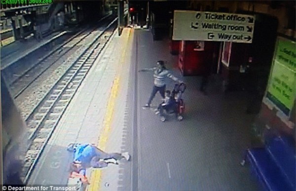 Kinh hoàng: Chen chân lên tàu, người phụ nữ bị kéo lê 9 mét - Ảnh 5.