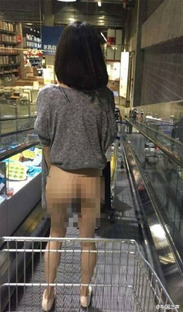 Cô gái trẻ không mặc quần hồn nhiên đi tung tăng khắp siêu thị IKEA - Ảnh 2.