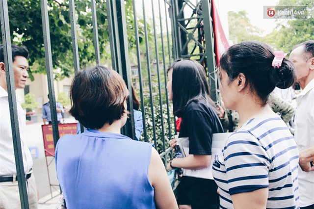 Giấu bố mẹ thi lại Đại học, thí sinh đến muộn 1 tiếng và khóc ngất ngoài cổng trường - Ảnh 1.