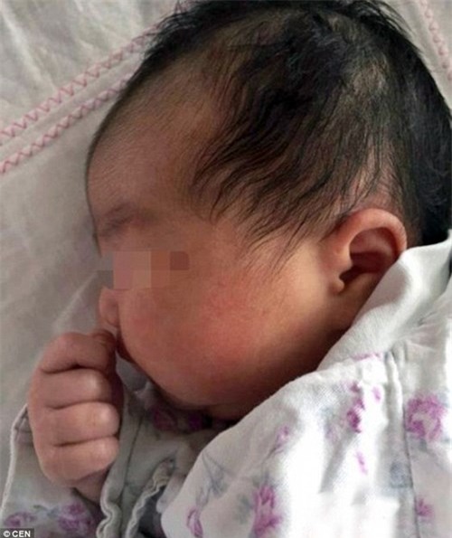 Kinh ngạc đón bé sơ sinh già nhất Trung Quốc - Ảnh 1.