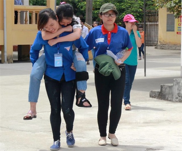 Nga gay chan, nu sinh nen dau thi xong moi den benh vien hinh anh 1