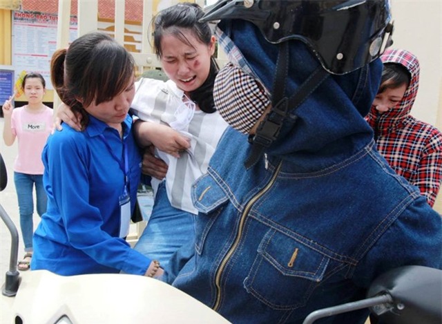 Nga gay chan, nu sinh nen dau thi xong moi den benh vien hinh anh 2