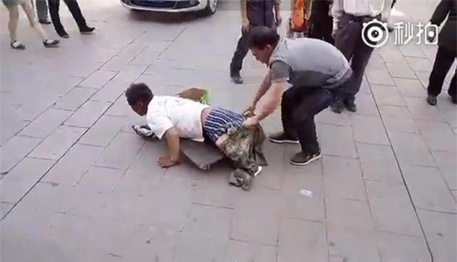 Bóc phốt gã đàn ông giả dạng người tàn tật lướt ván đi ăn mày giữa phố - Ảnh 2.