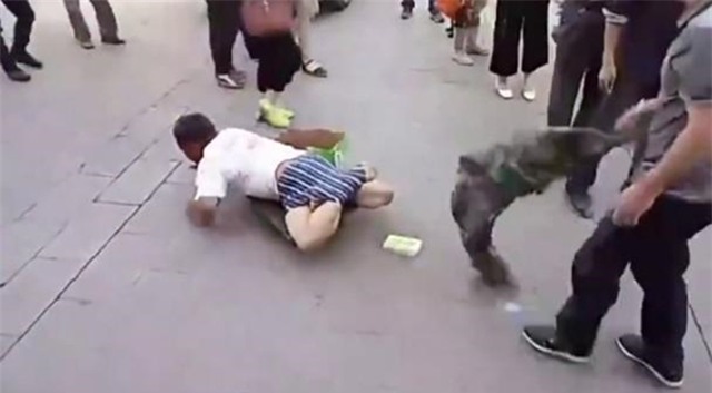 Bóc phốt gã đàn ông giả dạng người tàn tật lướt ván đi ăn mày giữa phố - Ảnh 4.