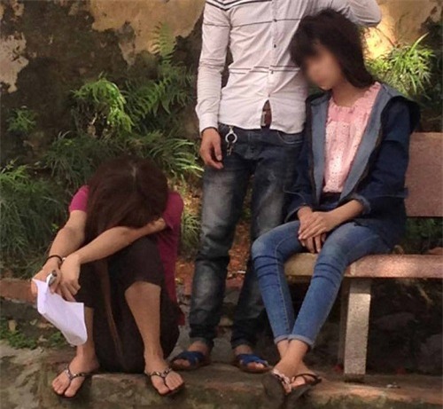 nu sinh khoc nuc no vi tre gio khong duoc vao thi - 2