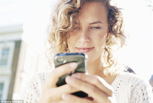 Nhắn tin và chơi game thường xuyên làm mòn các khớp xương - 1