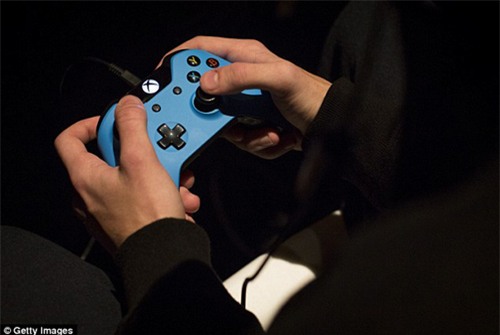 Nhắn tin và chơi game thường xuyên làm mòn các khớp xương - 3