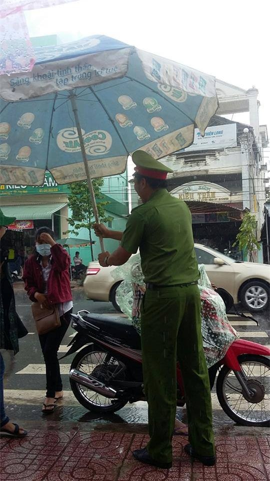 Hành động gây sốt của chú Công an ở trước cổng trường thi - Ảnh 1.