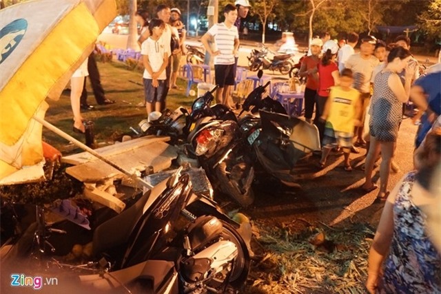 Lexus 570 dam nat nhieu xe may, 5 nguoi trong thuong hinh anh 4