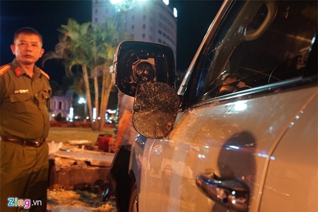 Lexus 570 dam nat nhieu xe may, 5 nguoi trong thuong hinh anh 6