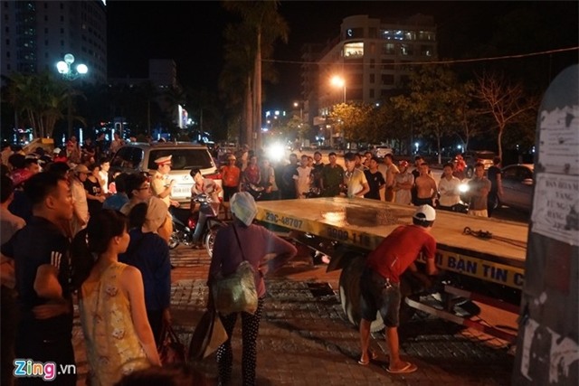 Lexus 570 dam nat nhieu xe may, 5 nguoi trong thuong hinh anh 7