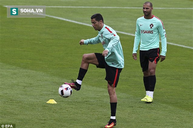 HLV Xứ Wales tiết lộ kế hoạch “lạ” để ngăn chặn Ronaldo - Ảnh 1.