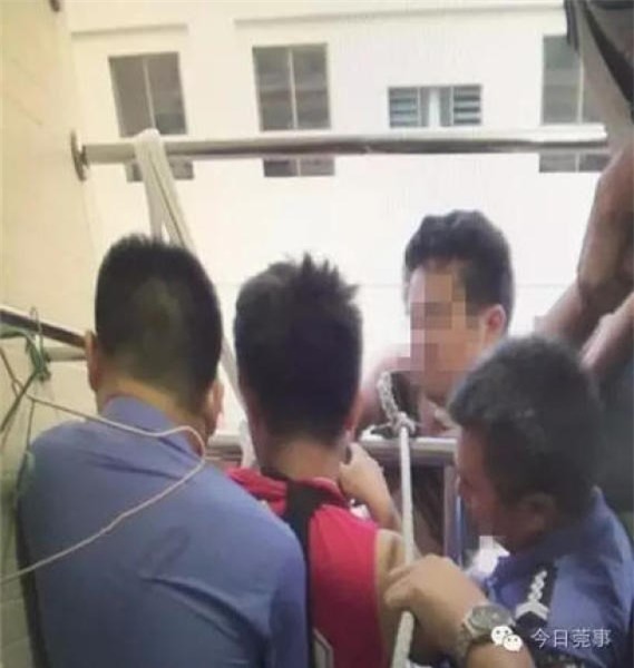 Tự tử không thành, người đàn ông bị rơi sạch quần áo - Ảnh 5.