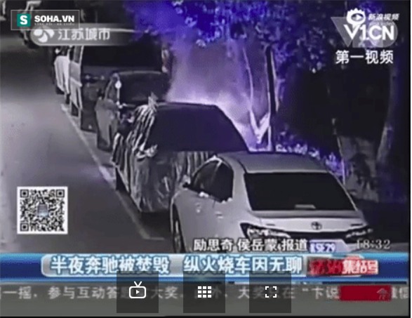 Gã trai nửa đêm mò dậy đốt xe Mercedes bên đường cho vui - Ảnh 2.