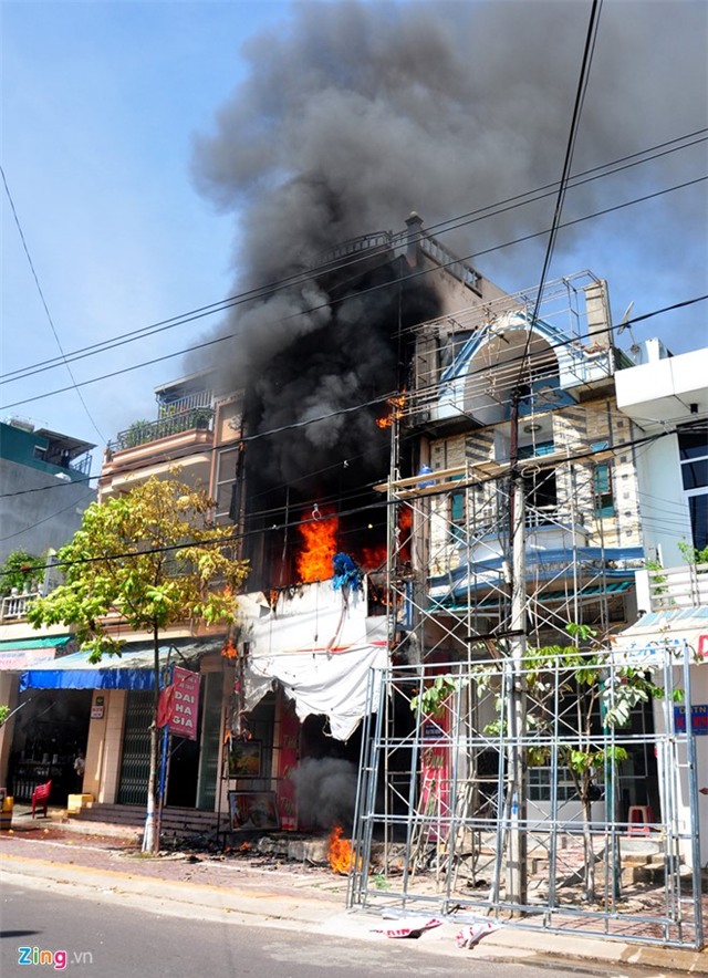 Lam chay cua hang tien ty cua hang xom khi sua nha hinh anh 1