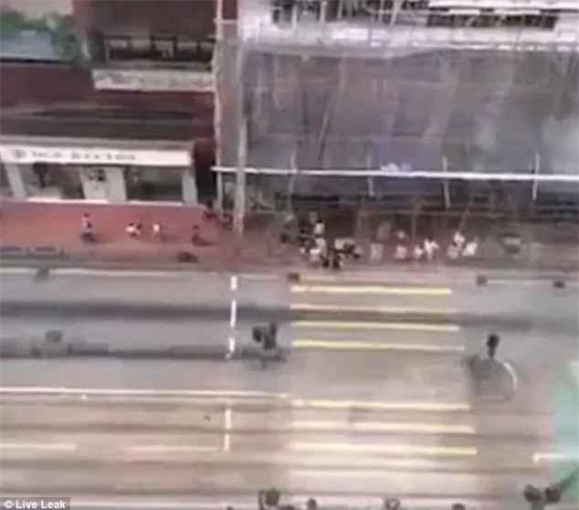 Đang ăn vụng thì chồng của tình nhân về, gã trai rút êm... - Ảnh 3.