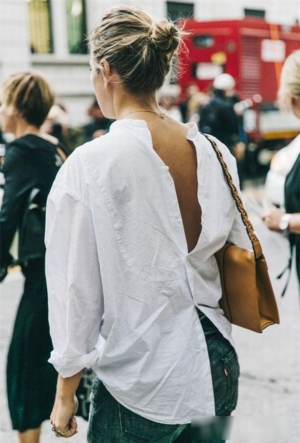 Mốt bây giờ là phải hở lưng như thế này mới quyến rũ