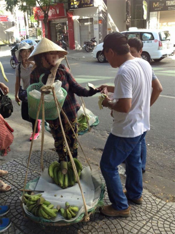 Du khách Trung Quốc, đùa cợt chị bán chuối dạo, Đà Nẵng