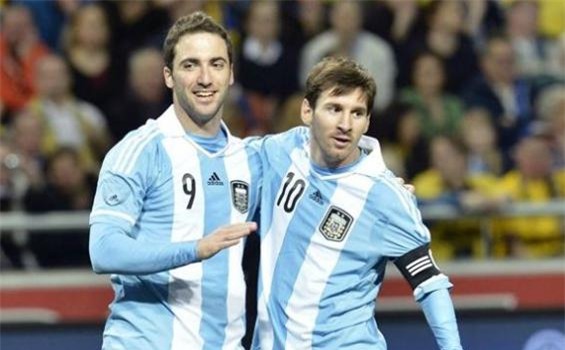 Messi gửi mật thư, đòi làm việc lớn với Ronaldo - Ảnh 1.