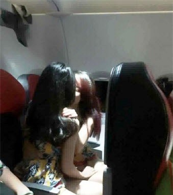 Lắc đầu ngán ngẩm 2 gái Việt xinh ôm ấp trên máy bay - Ảnh 1.