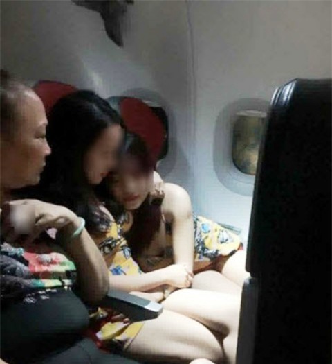 Lắc đầu ngán ngẩm 2 gái Việt xinh ôm ấp trên máy bay - Ảnh 2.