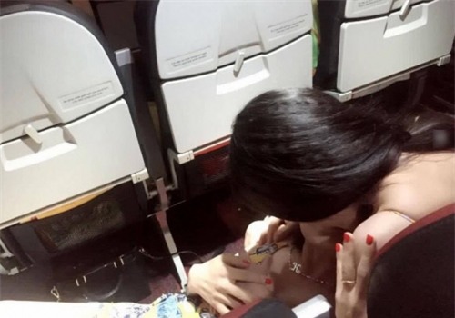 Lắc đầu ngán ngẩm 2 gái Việt xinh ôm ấp trên máy bay - Ảnh 3.