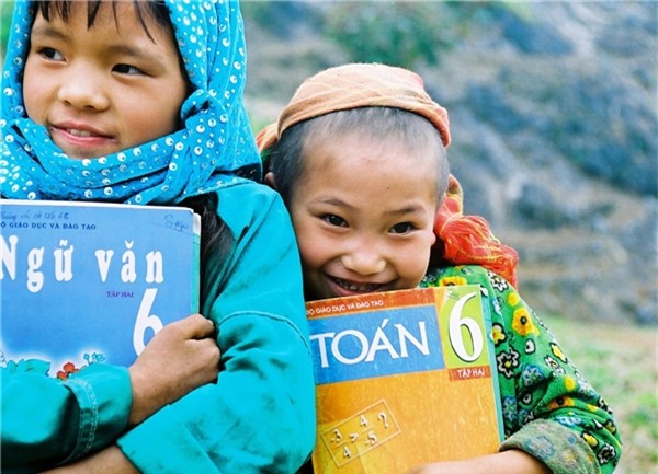 Không phải ai cũng may mắn được sở hữu một bộ sách giáo khoa đầy đủ. (Ảnh: Bích Yến)