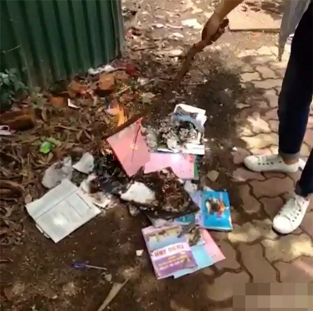 Cậu học sinh không ngần ngại đốt sách vở ra tro sau khì thi THPT Quốc gia. (Ảnh: Cắt từ clip)