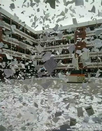 Sĩ tử vứt, đốt sách vở sau kì thi: một cách “ăn mừng” đáng lên án!