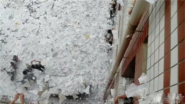 Sĩ tử vứt, đốt sách vở sau kì thi: một cách “ăn mừng” đáng lên án!