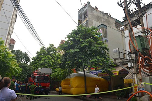 giai cuu nguoi dan ong co y dinh nhay tang 5 tu tu - 1