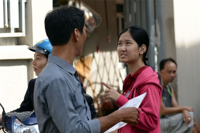 Nữ sinh khiếm thính tự tin đi thi. Trong ảnh: Em Trần Lê Khả Ái (học sinh lớp 12 trường THPT Lý Thái Tổ (quận Gò Vấp, TPHCM) - một trong số hiếm trẻ bị câm điếc bẩm sinh không học tập ở trường chuyên biệt đi cùng bố đến làm thủ tục dự thi tại điểm thi trường THCS Đoàn Thị Điểm (quận 3, TPHCM). (Ảnh: Nguyễn Quang)