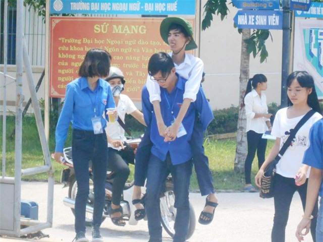 Thí sinh teo chân được cõng vào phòng thi mỗi ngày: Bị teo chân khi học lớp 2 nhưng thí sinhBạch Văn Nhật Cường (xã Phú Mỹ, huyện Phú Vang, tỉnh Thừa Thiên Huế) vẫn không ngừng nỗ lực phấn đấu và nuôi giữ ước mơ được trở thành một lập trình viên giỏi. Giữa cái nắng hè chói chang của tháng 7, tại hội đồng thi trường ĐH Ngoại ngữ Huế (cụm thi 39 do Đại học Huế chủ trì), các bạn tình nguyên viên vẫn thay nhau cõng Cường vào phòng thi. (Ảnh: Đại Dương)
