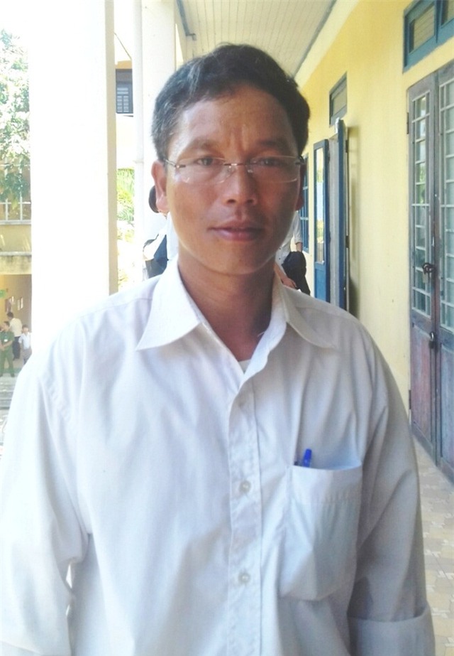 Cán bộ xã miền núi 47 tuổi quyết tâm đi thi tốt nghiệp lần 4. Trong ảnh: Anh Ra-pắc Bông (người dân tộc Cơ Tu, SN 1969, trú thôn 2 xã Thượng Long, huyện miền núi Nam Đông, tỉnh Thừa Thiên Huế) dù đã 47 tuổi, hiện là Chủ tịch UBMTTQ xã Thượng Long nhưng vẫn quyết tâm đi thi để có tấm bằng tốt nghiệp. (Ảnh: Đại Dương)