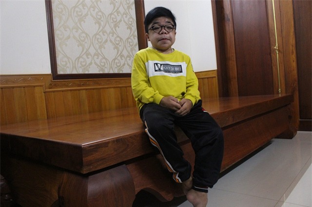 Em Hồ Dương Đăng Chương (học sinh Trường THPT Lê Lợi, TP Pleiku) cao chưa đến 1m dù đã 18 tuổi, các khớp xương của em cứng đơ khó cử động như người bình thường do thiếu sụn. Dù vậy, em vẫn quyết tâm học tập. Được biết, tại kỳ thi THPT quốc gia năm nay Chương đã được miễn thi tốt nghiệp. Nhưng chàng trai bé nhỏ này vẫn đăng ký thi đại học 4 môn Toán, Lý, Hóa, Sinh.