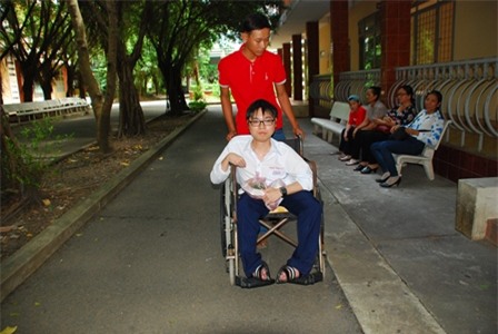 Trần Phước Chung bị liệt 2 chân được bạn thân là Phan Hoàng Duy suốt 6 năm thường xuyên cõng đến trường. Cả hai là học sinh lớp 12/4, Trường THPT Gò Công Đông, Tiền Giang. Mặc dù sức khỏe yếu, không thể tự đi lại được nhưng Chung đã rất nỗ lực học tập và học rất giỏi vì vậy Duy thấy thương và luôn giúp đỡ để Chung có thể đến trường. Trong ảnh: Chung được Duy đưa đến điểm thi THPT quốc gia tại điểm thi trường Đại học Tiền Giang. (Ảnh: Nguyễn Vinh)