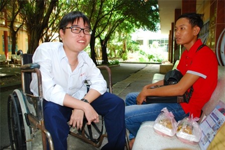 Đôi bạn nghỉ ngơi để chuẩn bị thi môn tiếp theo. (Ảnh: Nguyễn Vinh)