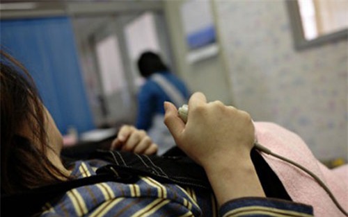 be gai 2 tuoi dong lanh trung de chuan bi sinh con trong tuong lai - 3