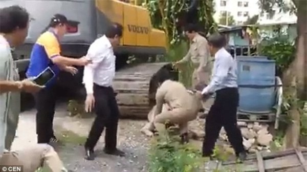 Đang chụp ảnh, quan chức Thái Lan bị máy xô ngã, chèn lên chân - Ảnh 4.
