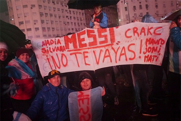 Mỹ nhân xăm vào... mông thông điệp kêu gọi Messi trở lại - Ảnh 1.