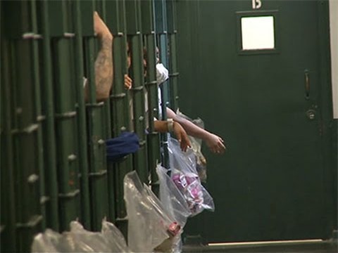 Nhân viên nhà tù dùng gà rán để trao đổi với nữ phạm nhân - Ảnh 2.