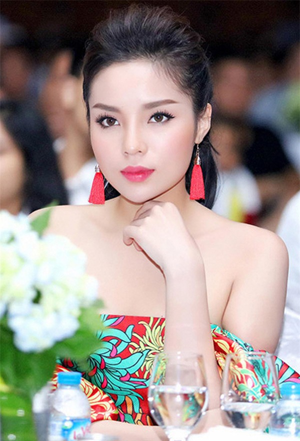 Gây xôn xao vì đến muộn, tóc Kỳ Duyên còn bị chê trông như mái tôn - Ảnh 7.