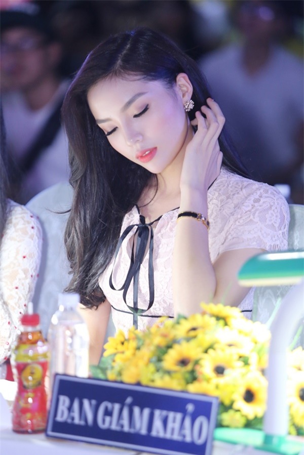 Gây xôn xao vì đến muộn, tóc Kỳ Duyên còn bị chê trông như mái tôn - Ảnh 8.