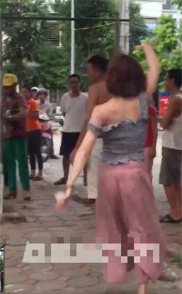 Hành động lạ của thiếu nữ đi xe SH bên gốc cây gây tranh cãi - Ảnh 3.