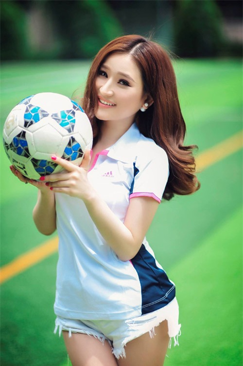 Vợ cũ Hồ Quang Hiếu “bung lụa” cổ vũ Ronaldo - Ảnh 3.