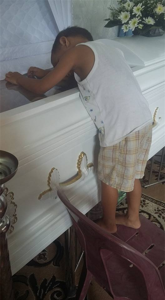 Sao mẹ không ngủ cạnh con mà lại nằm trong này? - Ảnh 2.