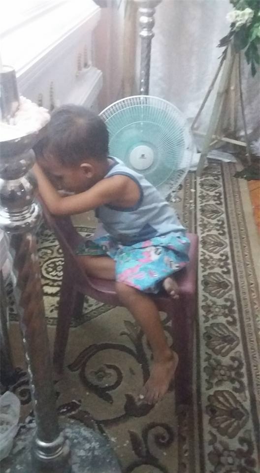 Sao mẹ không ngủ cạnh con mà lại nằm trong này? - Ảnh 5.