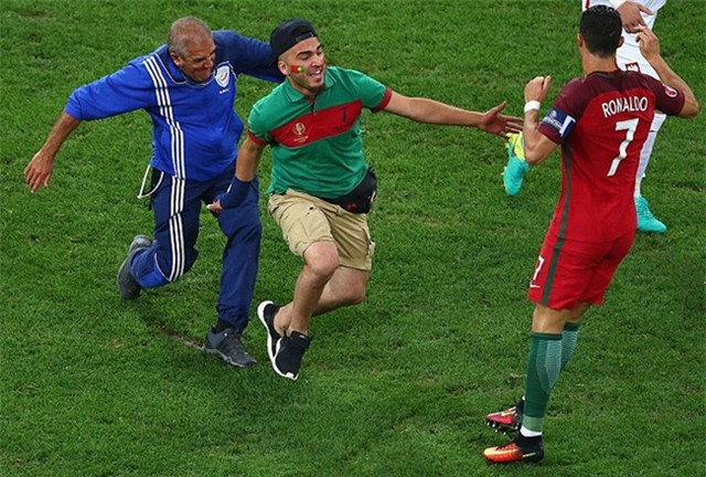 Chạy vào sân ôm Ronaldo, fan cuồng phải trả cái giá rất đắt - Ảnh 1.