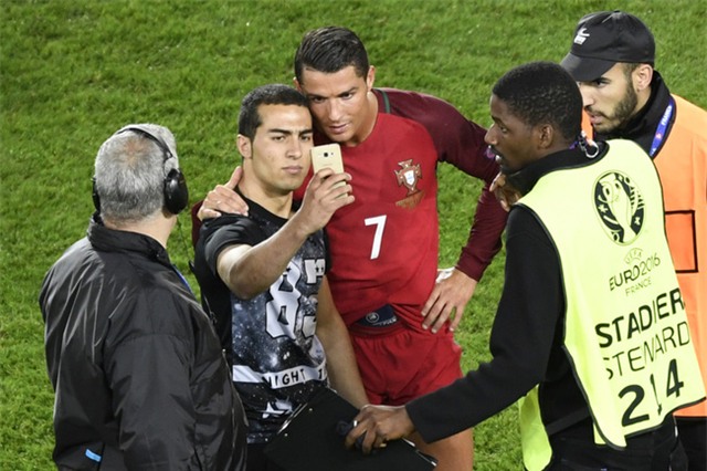 Chạy vào sân ôm Ronaldo, fan cuồng phải trả cái giá rất đắt - Ảnh 3.